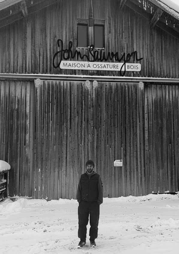 John Sauvajon devant le bâtiment principal de l'entreprise